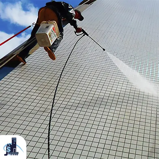 Limpeza de fachada por meio de hidrojateamento em comerciais Limpeza de fachada por meio de hidrojateamento em comerciais